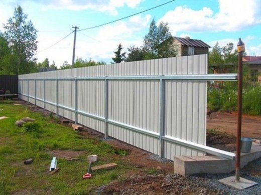 Как построить забор на даче с минимальными затратами