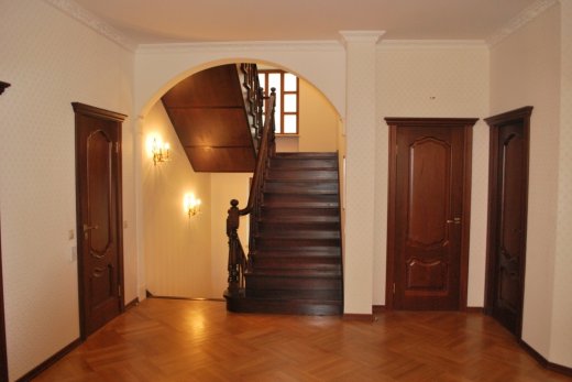 Двери и лестницы: выбор для гармоничного интерьера