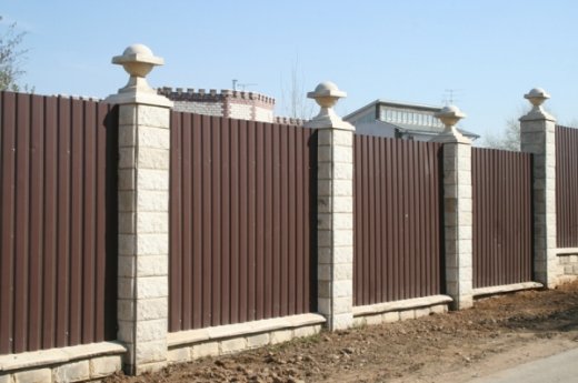 Из какого материала лучше строить забор? 